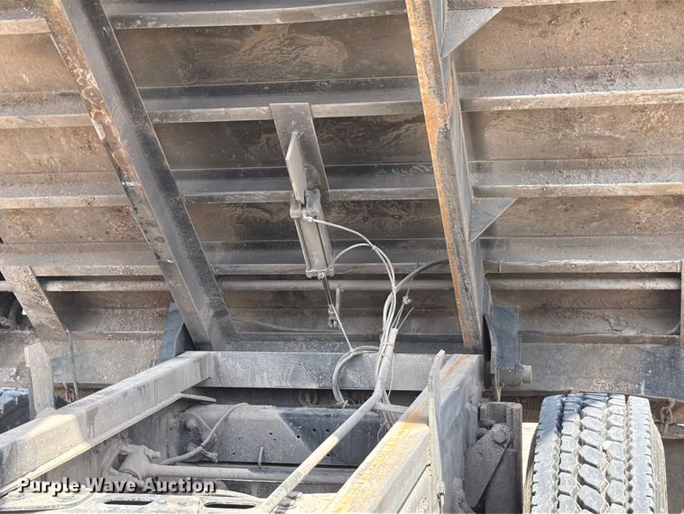 image for item ED5204 2013 Freightliner Cascadia dump truck