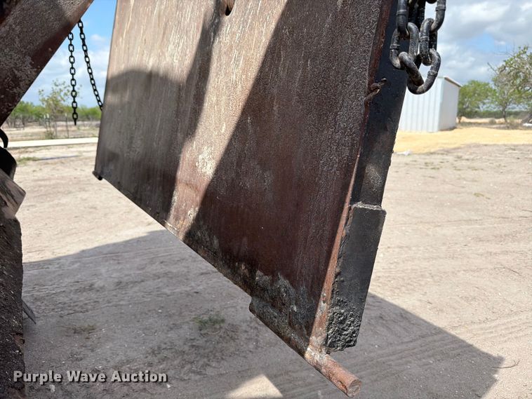 image for item ED5204 2013 Freightliner Cascadia dump truck