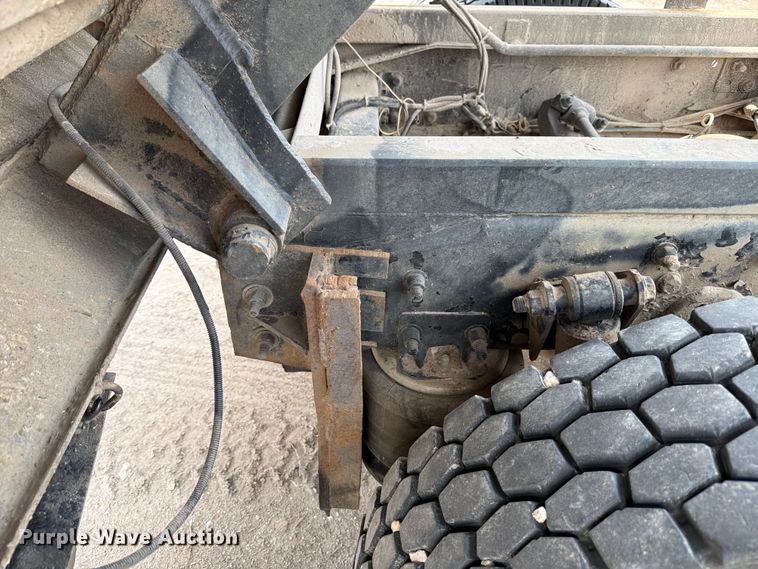 image for item ED5204 2013 Freightliner Cascadia dump truck