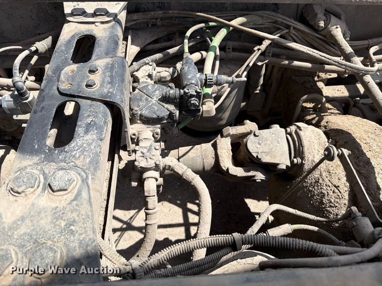 image for item ED5204 2013 Freightliner Cascadia dump truck