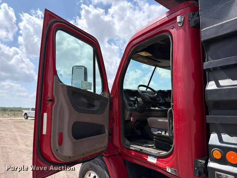image for item ED5204 2013 Freightliner Cascadia dump truck