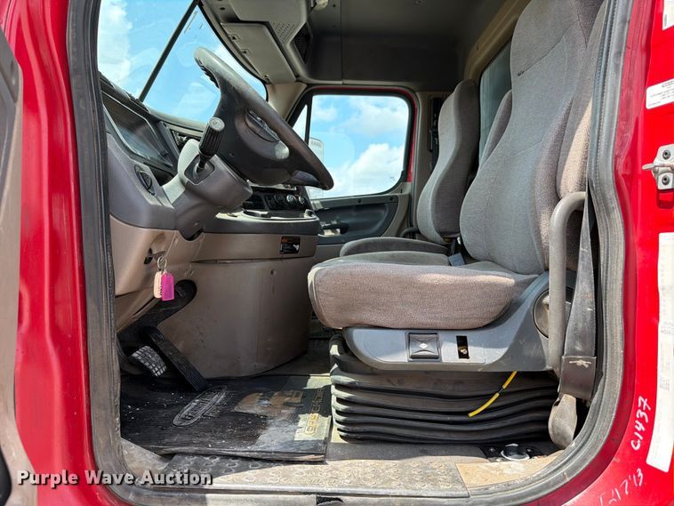 image for item ED5204 2013 Freightliner Cascadia dump truck