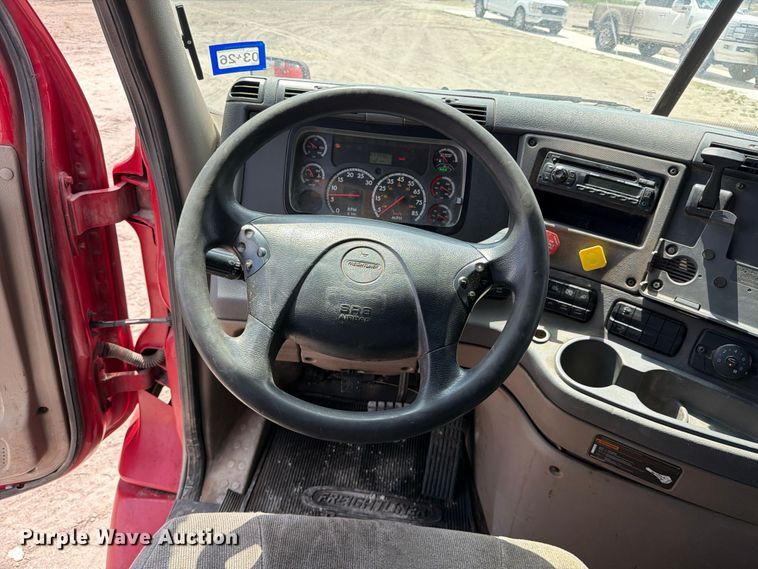 image for item ED5204 2013 Freightliner Cascadia dump truck