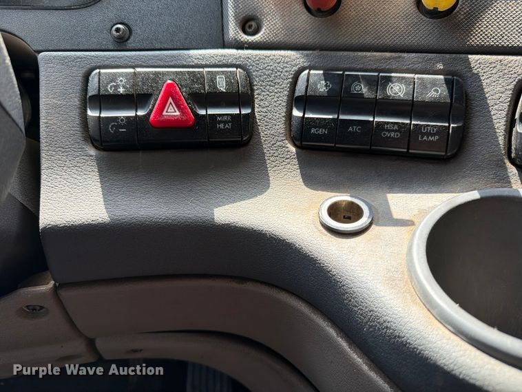 image for item ED5204 2013 Freightliner Cascadia dump truck