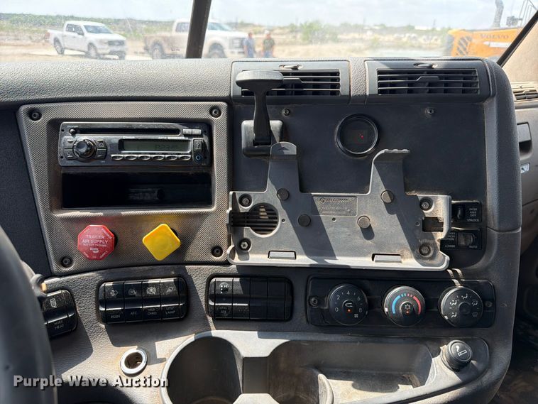 image for item ED5204 2013 Freightliner Cascadia dump truck