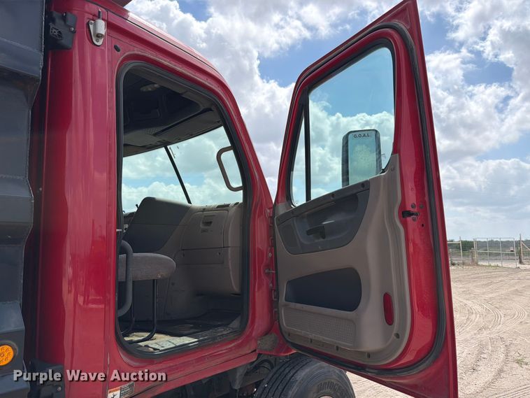 image for item ED5204 2013 Freightliner Cascadia dump truck