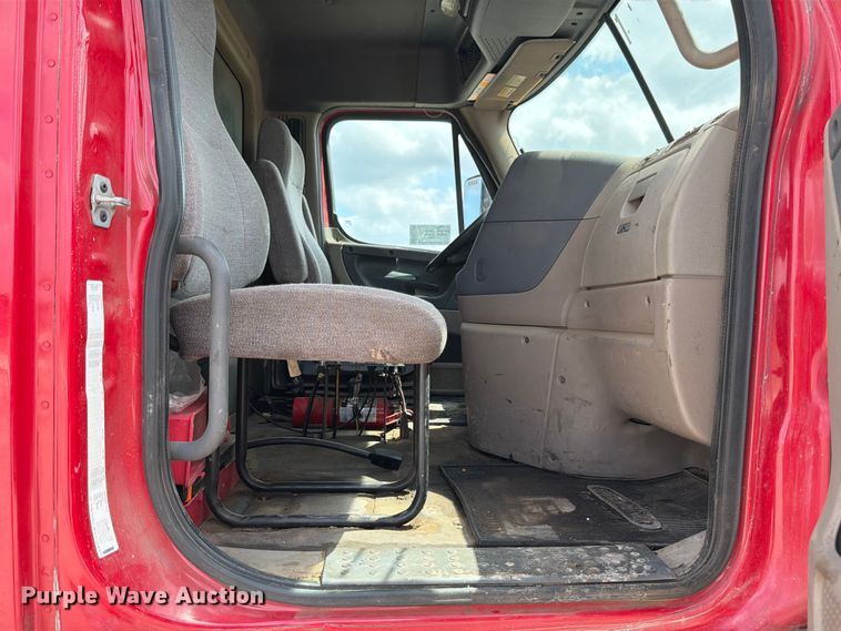 image for item ED5204 2013 Freightliner Cascadia dump truck