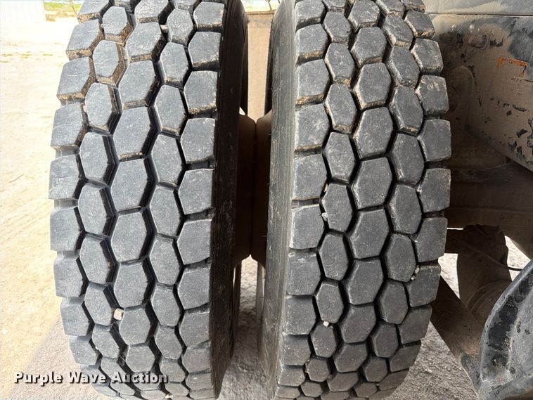 image for item ED5204 2013 Freightliner Cascadia dump truck