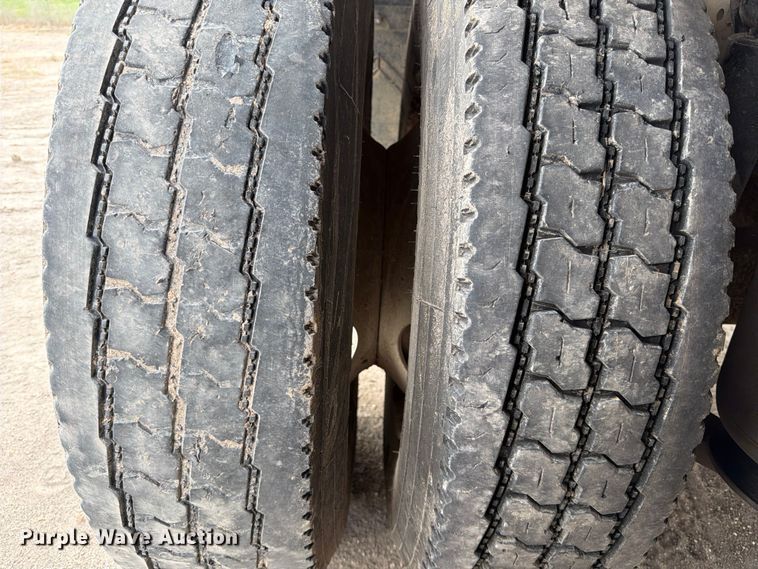 image for item ED5204 2013 Freightliner Cascadia dump truck
