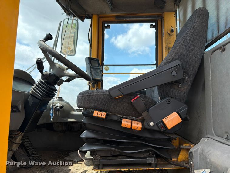 image for item ED5205 2006 Volvo L110E wheel loader