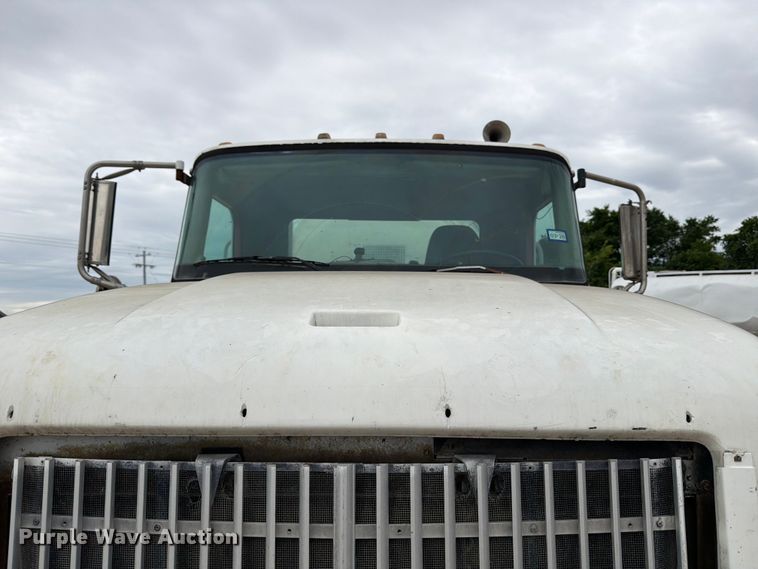 image for item ED5213 2000 International 5000 ready mix truck