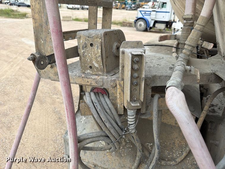 image for item ED5213 2000 International 5000 ready mix truck
