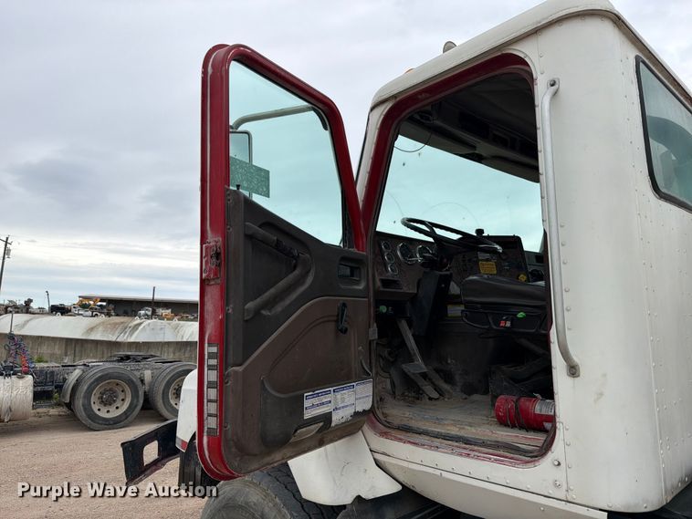 image for item ED5213 2000 International 5000 ready mix truck