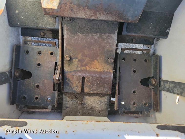 image for item EE0971 2004 Bobcat 463 skid steer loader