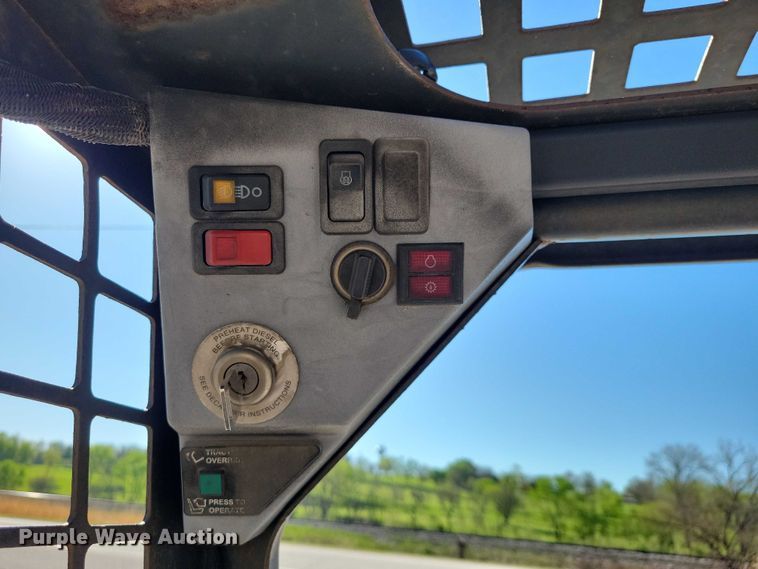 image for item EE0971 2004 Bobcat 463 skid steer loader
