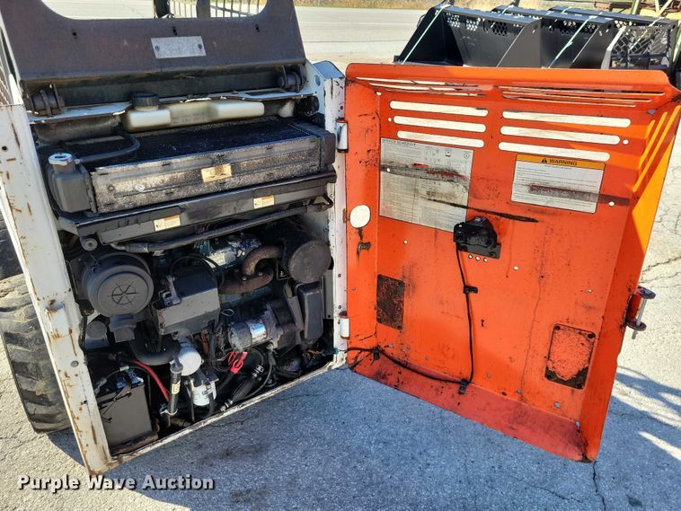 image for item EE0971 2004 Bobcat 463 skid steer loader
