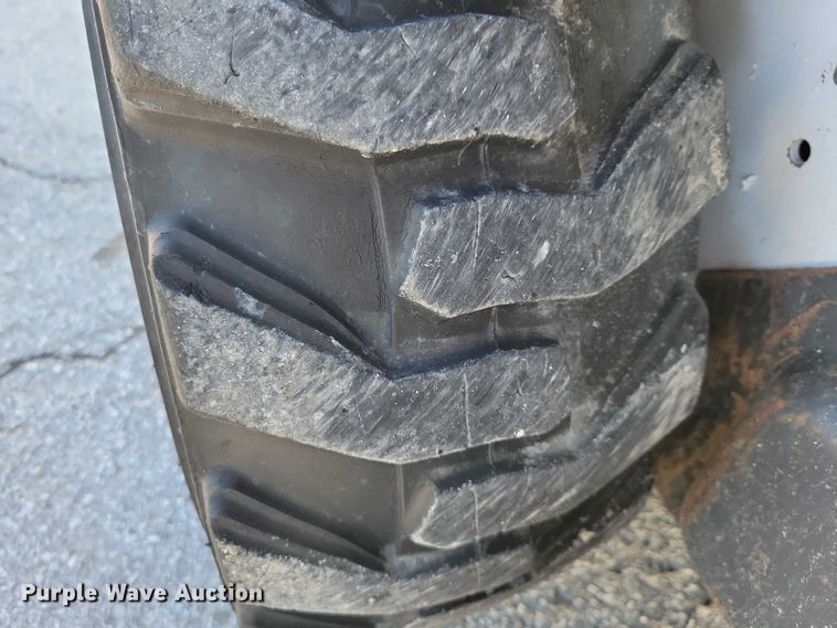 image for item EE0971 2004 Bobcat 463 skid steer loader