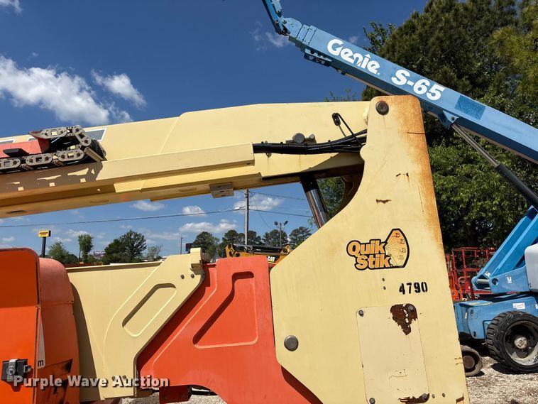 image for item EF1100 2011 JLG 800AJ boom lift