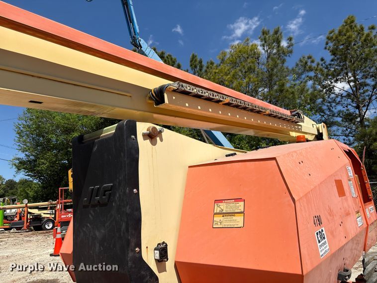 image for item EF1100 2011 JLG 800AJ boom lift