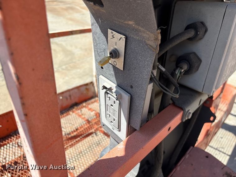 image for item EF1100 2011 JLG 800AJ boom lift