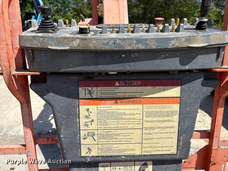 image for item EF1100 2011 JLG 800AJ boom lift