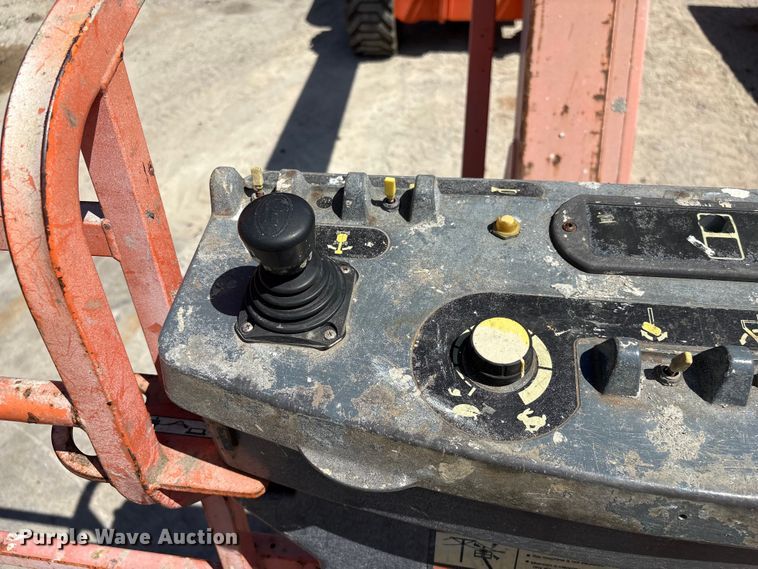 image for item EF1100 2011 JLG 800AJ boom lift