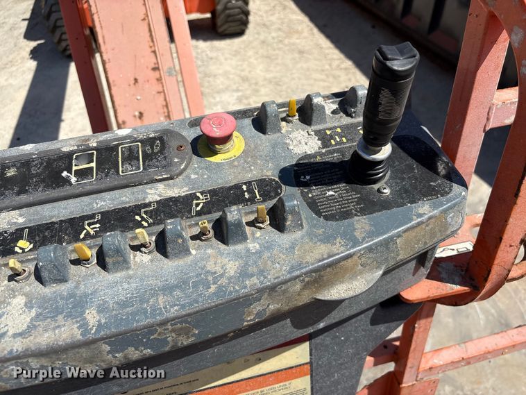 image for item EF1100 2011 JLG 800AJ boom lift