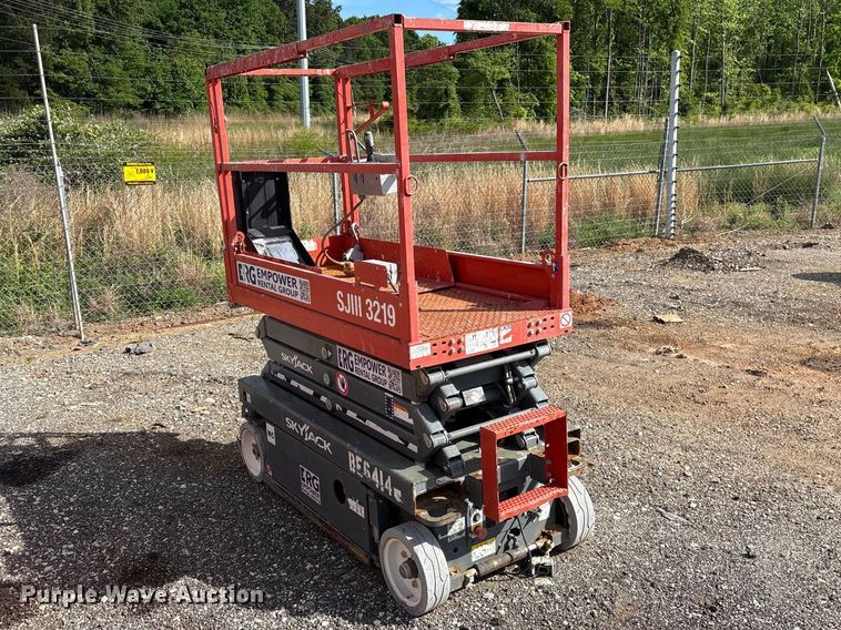 image for item EF1104 2017 SkyJack SJlll3219 scissor lift