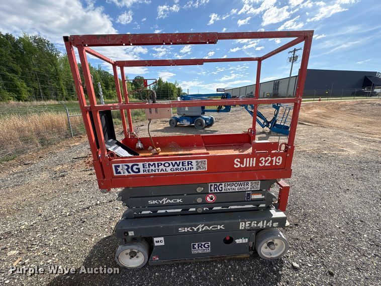 image for item EF1104 2017 SkyJack SJlll3219 scissor lift