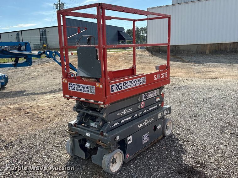 image for item EF1104 2017 SkyJack SJlll3219 scissor lift