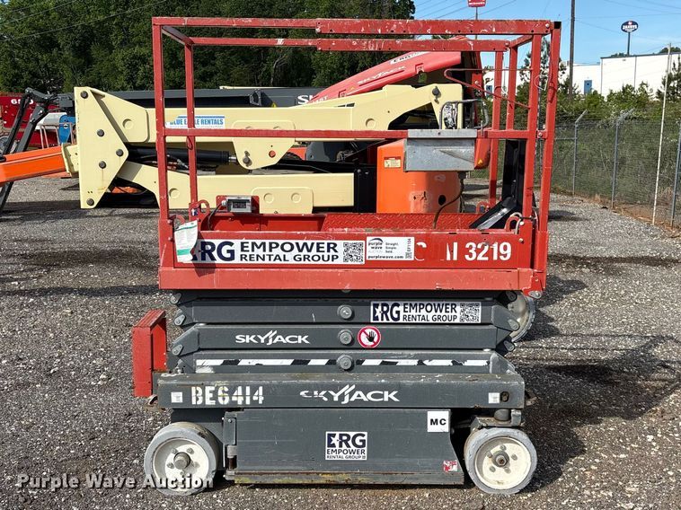 image for item EF1104 2017 SkyJack SJlll3219 scissor lift