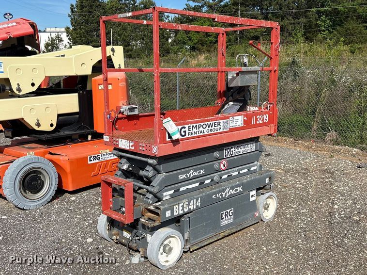 image for item EF1104 2017 SkyJack SJlll3219 scissor lift