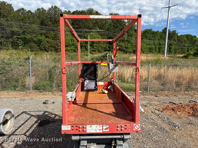 image for item EF1104 2017 SkyJack SJlll3219 scissor lift