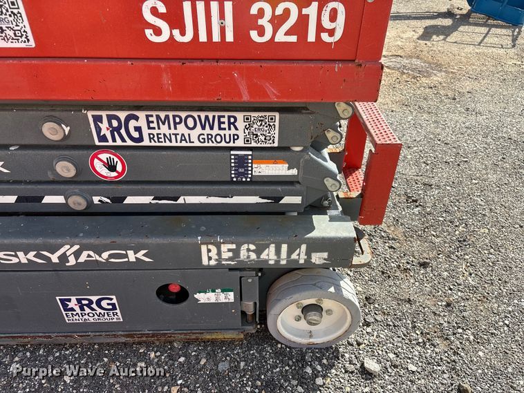 image for item EF1104 2017 SkyJack SJlll3219 scissor lift