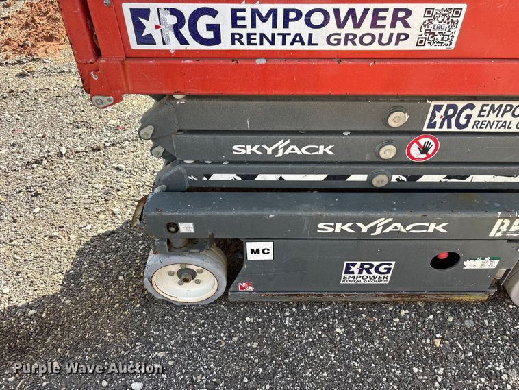 image for item EF1104 2017 SkyJack SJlll3219 scissor lift