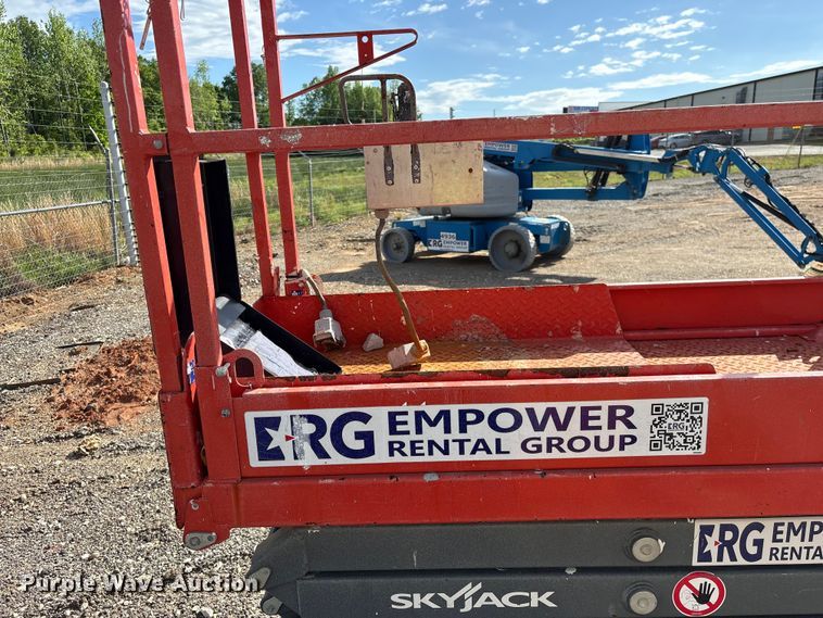 image for item EF1104 2017 SkyJack SJlll3219 scissor lift