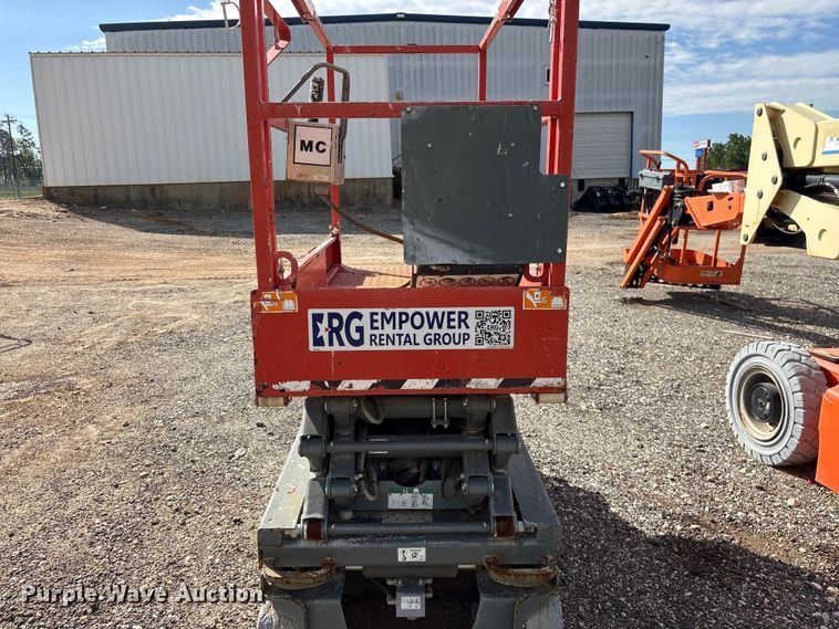 image for item EF1104 2017 SkyJack SJlll3219 scissor lift