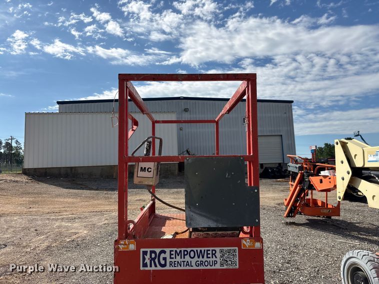 image for item EF1104 2017 SkyJack SJlll3219 scissor lift