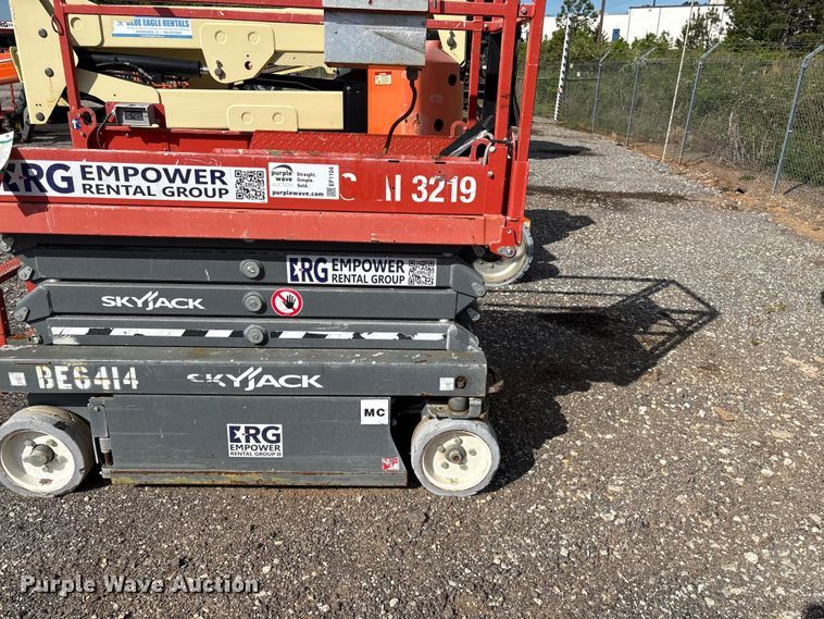 image for item EF1104 2017 SkyJack SJlll3219 scissor lift