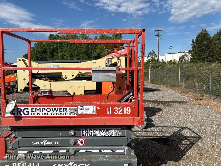 image for item EF1104 2017 SkyJack SJlll3219 scissor lift