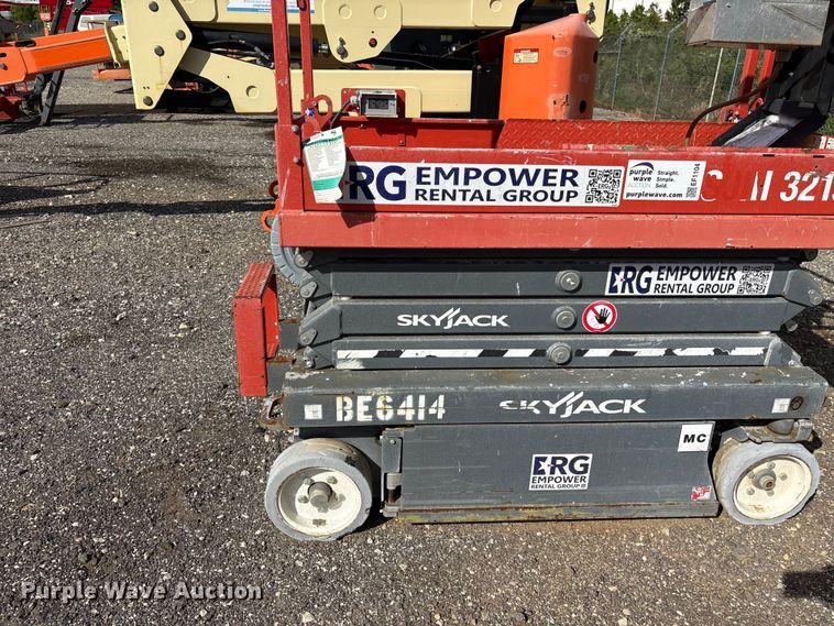 image for item EF1104 2017 SkyJack SJlll3219 scissor lift