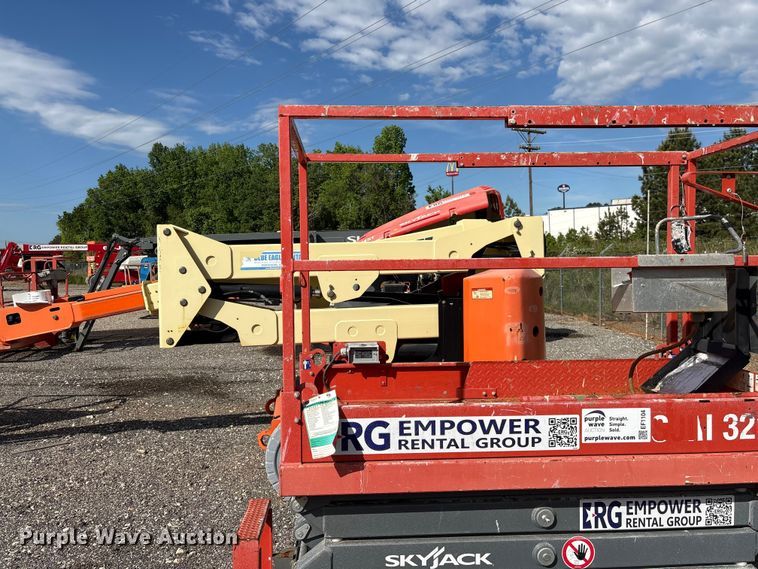 image for item EF1104 2017 SkyJack SJlll3219 scissor lift