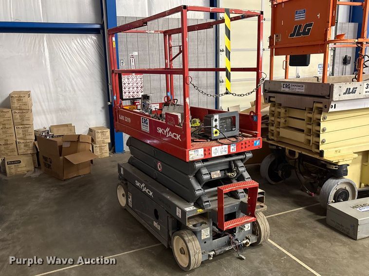 image for item EF1109 2018 SkyJack SKlll3219 scissor lift