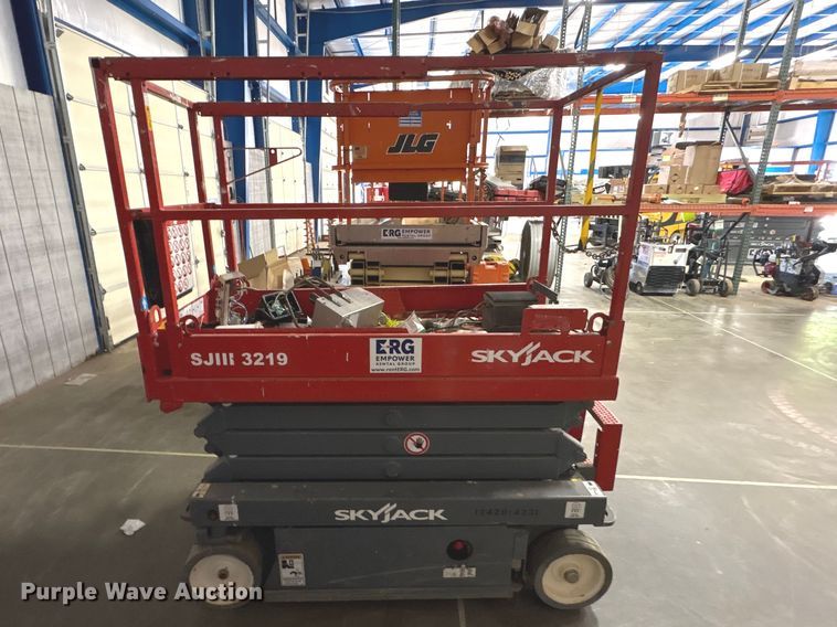 image for item EF1109 2018 SkyJack SKlll3219 scissor lift