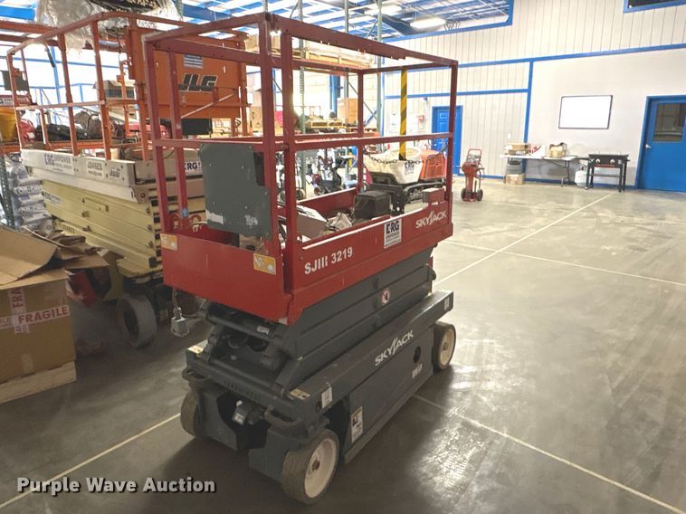 image for item EF1109 2018 SkyJack SKlll3219 scissor lift