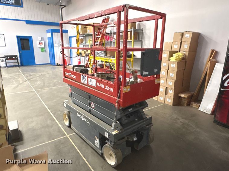 image for item EF1109 2018 SkyJack SKlll3219 scissor lift