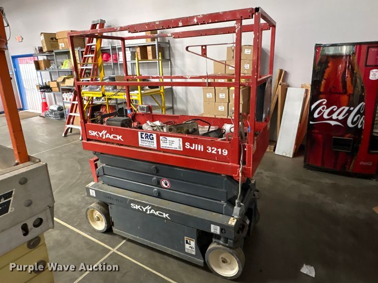 image for item EF1109 2018 SkyJack SKlll3219 scissor lift