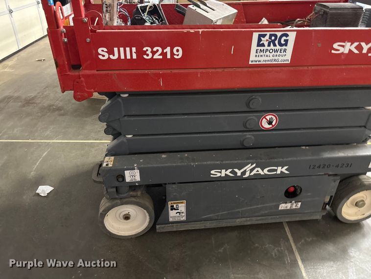 image for item EF1109 2018 SkyJack SKlll3219 scissor lift