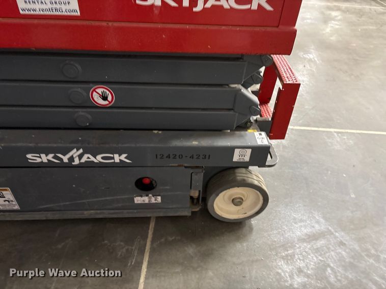 image for item EF1109 2018 SkyJack SKlll3219 scissor lift
