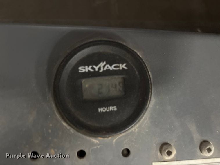 image for item EF1109 2018 SkyJack SKlll3219 scissor lift